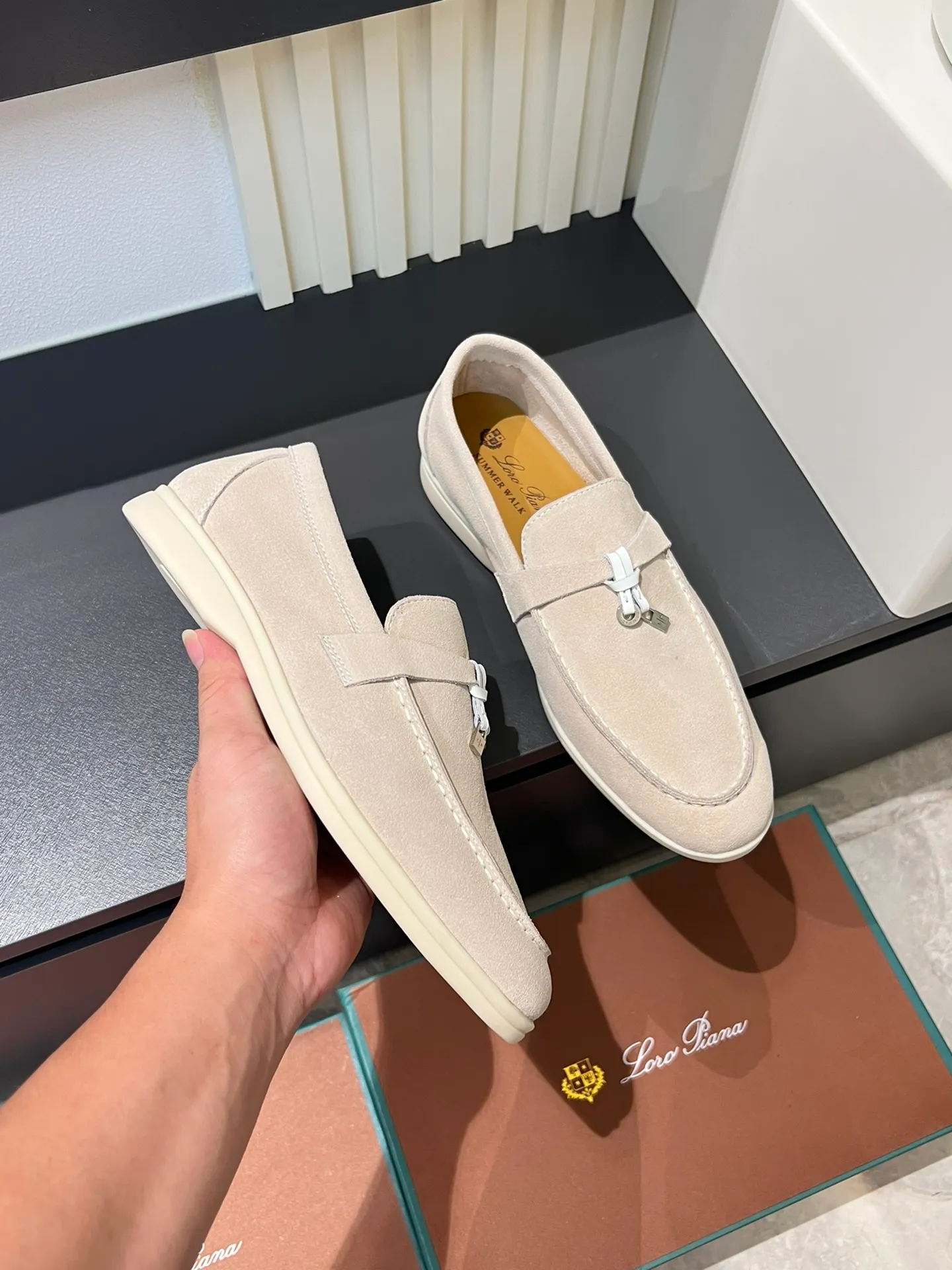 Men's shoes 💰p360 "Loro men's shoes 💰pian'*" Classic L men's shoes for couples 💰p Top version British flat loafers, a must-have item in old money style, the minimalist design is eye-catching and durable, a plus point for dressing The soft foot feel and texture are outstanding. They don’t scratch your feet and are very nice. They are matched with soft and waxy soles. They can be worn daily for a long time without getting tired. They are easy to wear, versatile and classic items, with perfect foot feel and texture! Imported cashmere fabric, the lining is made of imported A-grade water-dyed cow lining, the top version of the genuine leather midsole is sewn with pure handmade mark thread! Size: Female 35-40 (34. Customized) Male 38-44 (45.46. Customized)